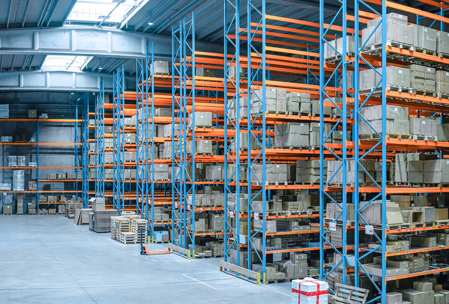 How can RTLS benefit logistics and warehouses?